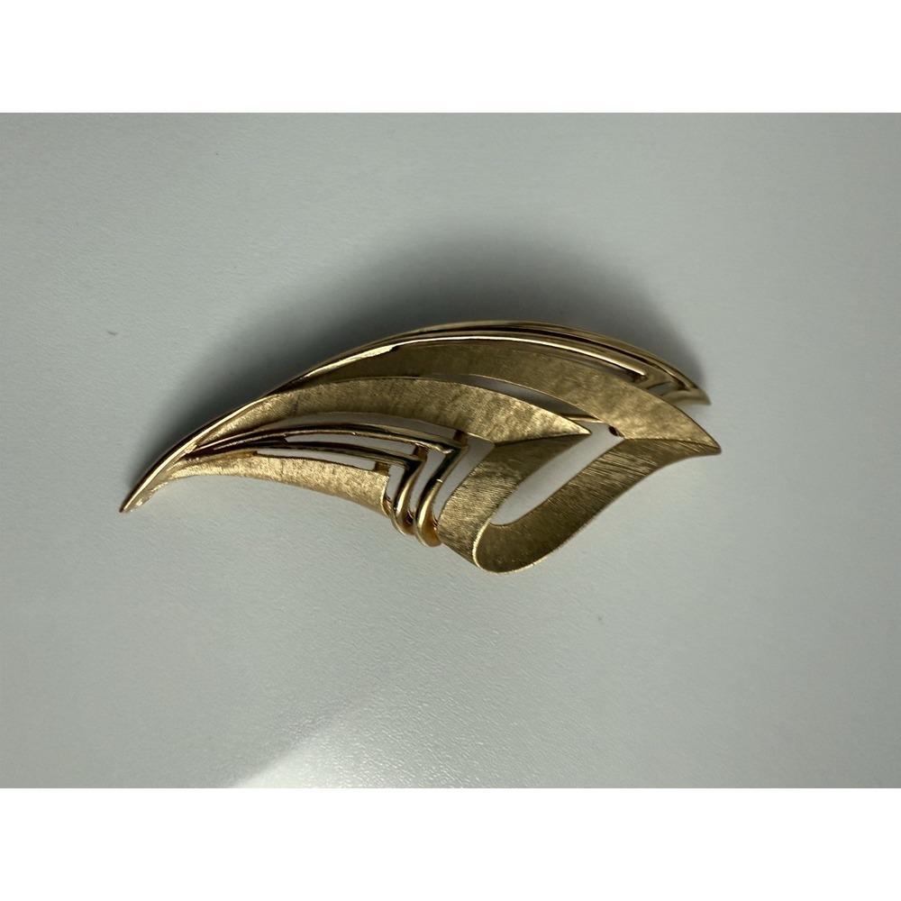 VINTAGE TRIFARI CROWN ABSTRACT GOLD TONE PIN‎ BROOCH SIGNED
